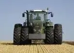 Używany niemiecki ciągnik rolniczy Fendt 927 Vario z kołami biźniaczymi podczas pracy w polu 