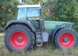 Używany ciągnik rolniczy Fendt 926 Vario widok na prawy bok na tle zarośli 