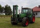 Traktor używany rolniczy Fendt 312 z uniesionym nośnikiem