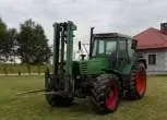 Traktor używany rolniczy Fendt 312 z uniesionym nośnikiem