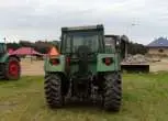 Używany ciągnik rolniczy Fendt 312 widok na tył pojazdu zaprezentowany w gospodarstwie