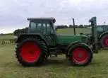 Używany ciągnik rolniczy Fendt 312 LSA z 1994 roku z zamontowanym naośnikiem palet 