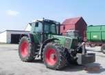 Prawy bok nimieckiego ciągnika Fendt 926v Favorit z zamontowanym obciążnikiem przednim 