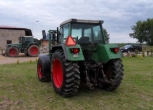 Ciągnik używany maki Fendt model 312 na drugim planie inny ciągnik maki Fendt 