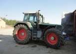 Prawy bok używanego ciągnika rolniczego Fendt 824 z zabudowaniach gospodarczych 