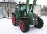 Zielony używany ciągnik rolniczy Fendt 307 z uniesionym wysiągnikiem Fendt 