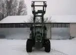 Przód używanego ciągnika rolniczego Fendt 307 z uniesionym wysoko ładowaczem Fendt