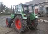 Zadbany ciągnk rolniczy Fendt 309 w zabudowaniach gospodarczych 