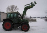 Ładowacz czołowy Fendt zamontowany na używanym ciągniku Fendt 307 z 2005 roku 
