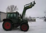 Ładowacz czołowy Fendt zamontowany na używanym ciągniku Fendt 307 z 2005 roku 