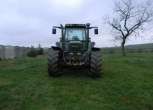 Używany ciągnik rolniczy Fendt 515 C rocznik 1997 widok na przód pojazdu stojącego na łące 
