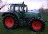 Używany ciągnik rolniczy Fendt 515 C widok na prawy bok pojazdu stojącego na łące 