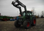 Ciągnik rolniczy Fendt 410 Vario z uniesionym ładowaczem czołowym Quicke