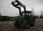 Ciągnik rolniczy Fendt 410 Vario z uniesionym ładowaczem czołowym Quicke
