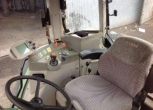 Joystick wielofunkcyjny, terminal Vario kolorowy, kierownica i siedzenie operatora w używanym ciągniku rolniczym Fendt 