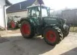 Używany traktor marki Fendt seria 312 Vario na drugim planie jeszcze jeden ciągnik marki Fendt 