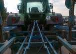 Tył używanego ciągnika Fendt 714 Vario z zaczepioną maszyną 
