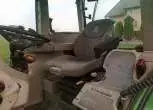 Widok na siedzenie kierowcy oraz pasażera oraz kierownicę we wnętrzy używanego ciągnika rolniczego Fendt 716 Vario 