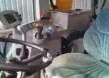 Kierownica, siedzenie pasażera i widok na joystick wielofunkcyjny, terminal Vario kolorowy, w kabinie używanego ciągnika Fendt 412 Vario 