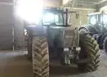 Używany ciągnik Fendt 822 stojący obok innego ciągnika marki Fendt od www.korbanek.pl