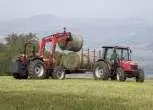 Massey Ferguson 3625 podczas załadunku balotów słomy