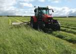 Praca w polu łąka Ciągnik rolniczy Massey Ferguson 5465 132 KM korbanek.pl