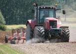 Ciągnik Massey Ferguson z pługiem podczas prac uprawowych