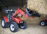 Ładowacz czołowy Ciągnik rolniczy Massey Ferguson 5455 112 KM podnosi siano u korbanka