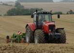 Ciągnik rolniczy Massey Ferguson 7495 z 2011 roku w trakcie pracy