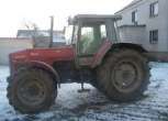 Ciągnik Massey Ferguson 3690 na placu