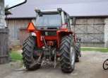 Ujęcie na tył ciągnika MF 690 z 1989 roku AGCO korbanek.pl
