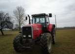 Czerwony ciągnik rolniczy Massey Fergusn 8140 z 1996 roku 
