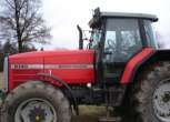 Lewy bok czerwonego używanego traktora rolniczego Massey Ferguson 8140