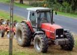 Używany Ciągnik rolniczy MASSEY FERGUSON 3680 1989 r zdjęcie z prawego przodu z pługiem obrotowym