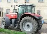 Kultowy TraktorMassey Ferguson 6495 na placu
