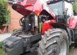 Podniesina maska z widokiem na silnik w ciągniku Massey Ferguson 6495 