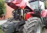 Podniesina maska z widokiem na silnik w ciągniku Massey Ferguson 6495 