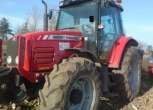 Używany Massey Ferguson w trakcie prac na polu 5445 z 2007 roku