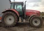 Prawy bok czerwonego używanego ciągnika Massey Ferguson 7490