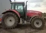 Prawy bok czerwonego używanego ciągnika Massey Ferguson 7490