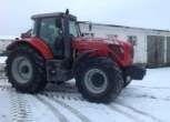 widok prawego boku MF 8470 szerokie ogumienie 