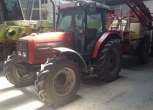 Używany ciągnik rolniczy Massey Ferguson 4245 z zaczepionym opryskiwaczem 