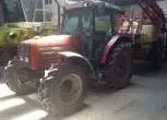 Używany ciągnik rolniczy Massey Ferguson 4245 z zaczepionym opryskiwaczem 