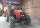 Przód używanego traktora rolniczego Massey Feruson 4245z 2001 roku 