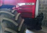 Napis: Massey Ferguson  8170 na przedzie maski ciągnika