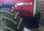 Napis: Massey Ferguson  8170 na przedzie maski ciągnika
