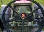 Kierownica i panel sterowania w używanego ciągnika rolniczego Massey Ferguson 8150