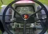 Kierownica i panel sterowania w używanego ciągnika rolniczego Massey Ferguson 8150
