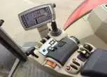 Przybliżenie wewnątrz kabiny traktora Massey Ferguson 8680 na podłokietnik z monitorem