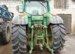 Fotografia przedstawiająca tył ciągnika używanego John Deere 6920.